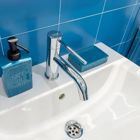 Quiet In The Heart Of The Apartman *